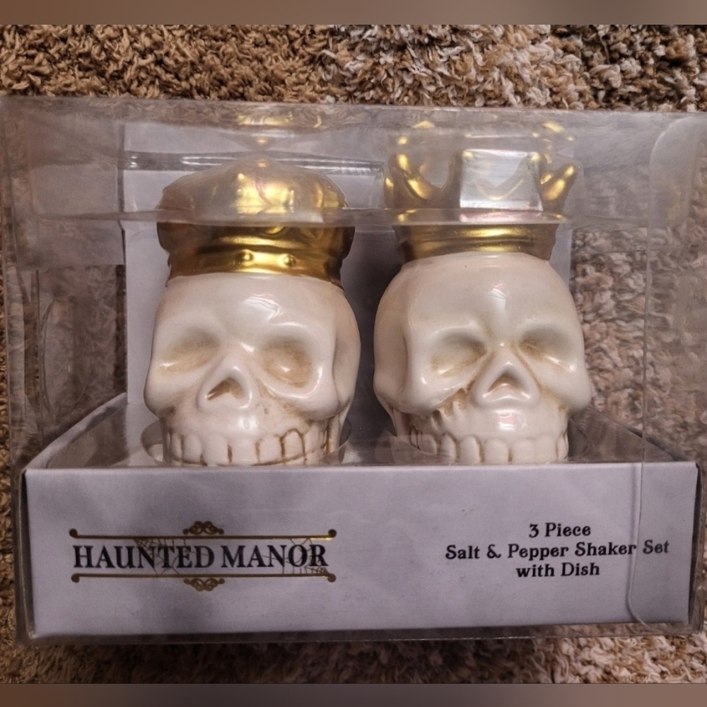 NIB Skull Salt & Pepper Shakers